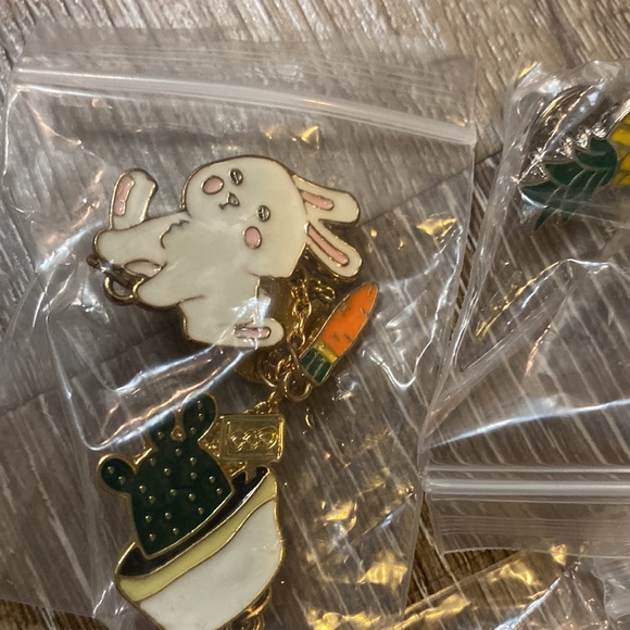 Set of 12 pins - Picture 2 of 5